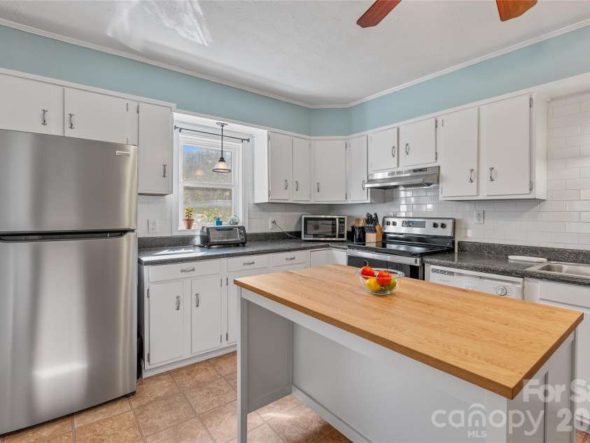21 Ben Owenby Road, Fairview, NC 28730.  MLS# CAR4330402, YatesRealty ID 15706. 