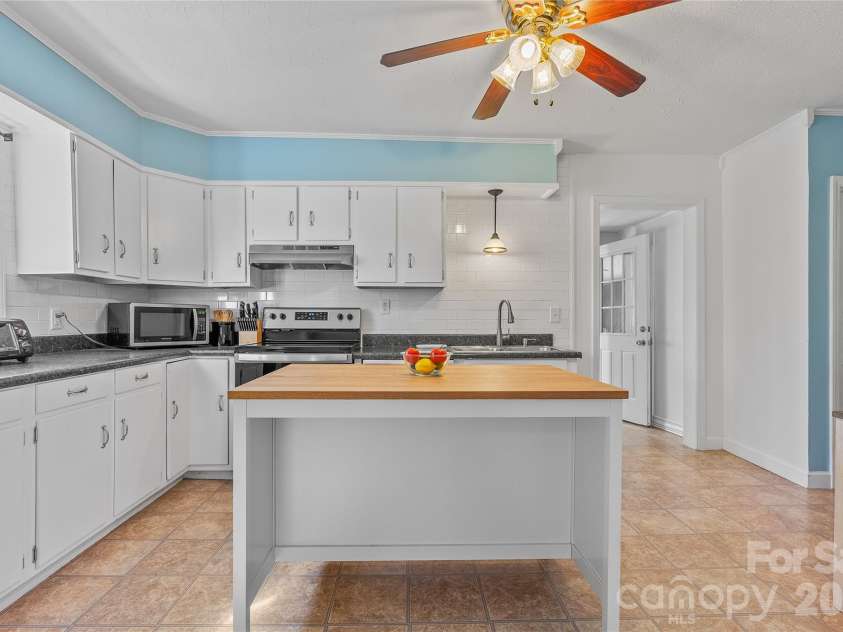 21 Ben Owenby Road, Fairview, NC 28730.  MLS# CAR4330402, YatesRealty ID 15706. 