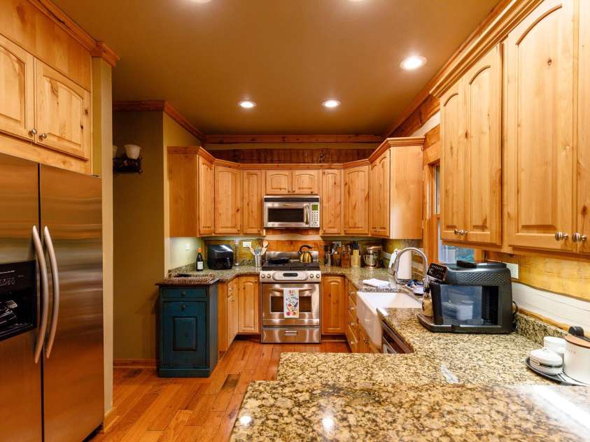 115 Grinnin Sun Road, Burnsville, NC 28714.  MLS# CAR4264371, YatesRealty ID 15707. 