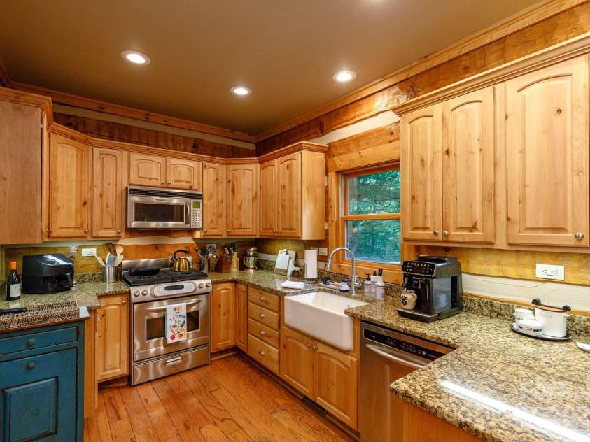 115 Grinnin Sun Road, Burnsville, NC 28714.  MLS# CAR4264371, YatesRealty ID 15707. 