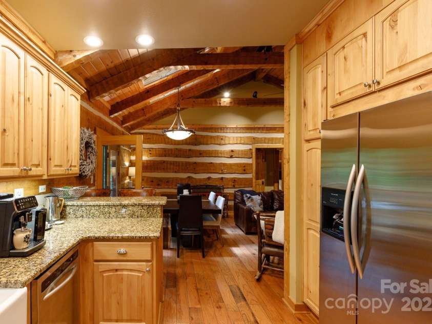 115 Grinnin Sun Road, Burnsville, NC 28714.  MLS# CAR4264371, YatesRealty ID 15707. 