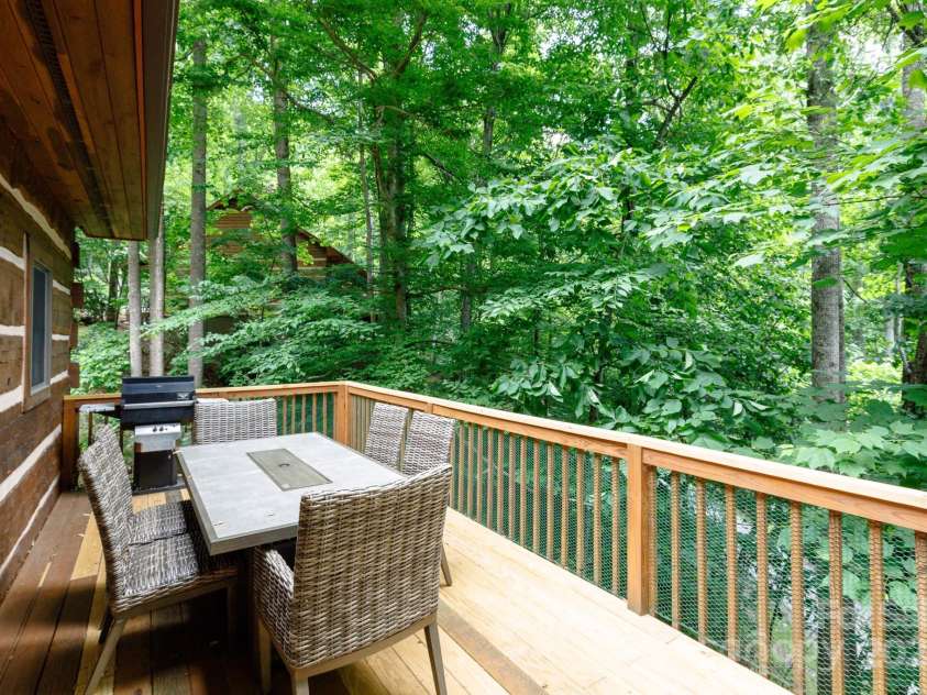 115 Grinnin Sun Road, Burnsville, NC 28714.  MLS# CAR4264371, YatesRealty ID 15707. 