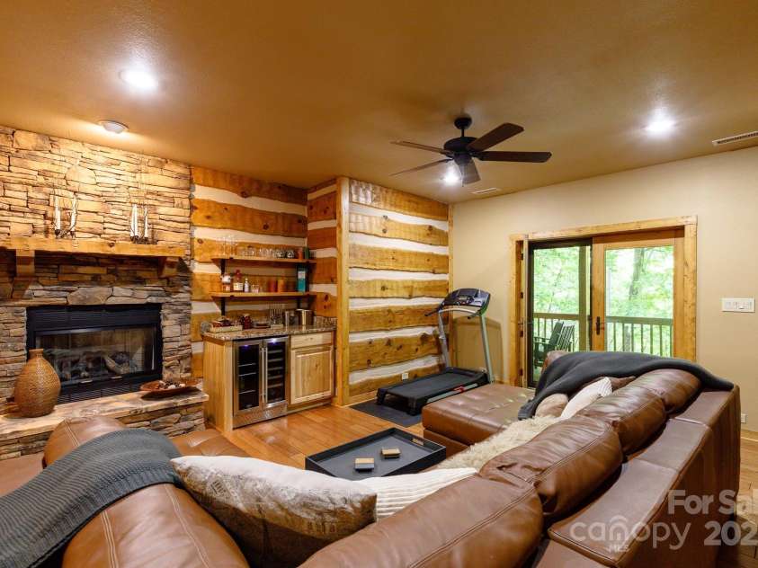 115 Grinnin Sun Road, Burnsville, NC 28714.  MLS# CAR4264371, YatesRealty ID 15707. 