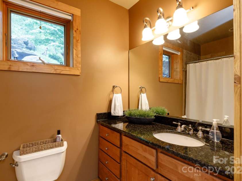 115 Grinnin Sun Road, Burnsville, NC 28714.  MLS# CAR4264371, YatesRealty ID 15707. 