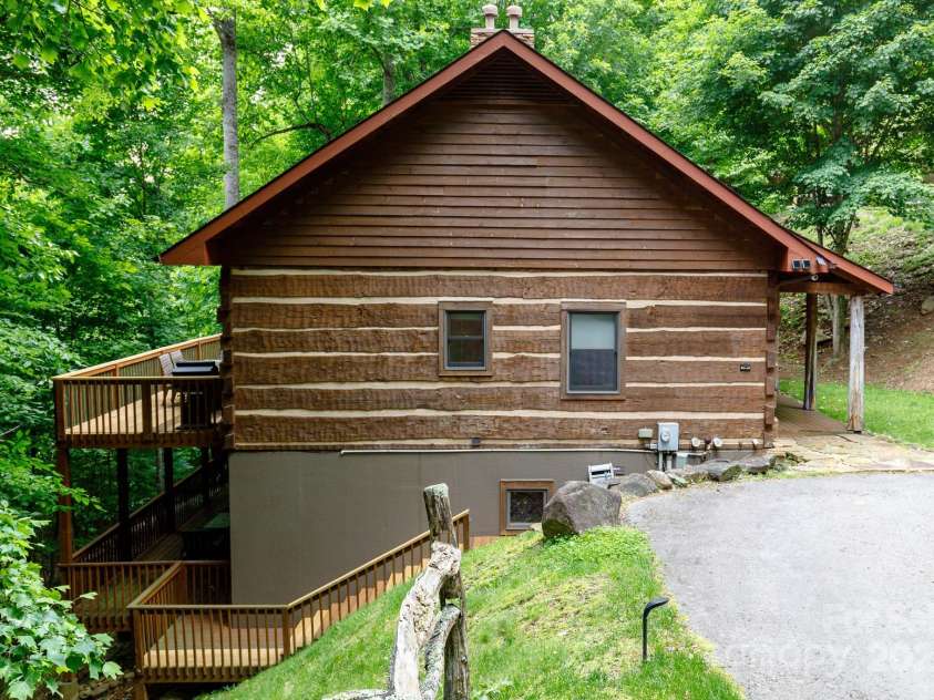 115 Grinnin Sun Road, Burnsville, NC 28714.  MLS# CAR4264371, YatesRealty ID 15707. 