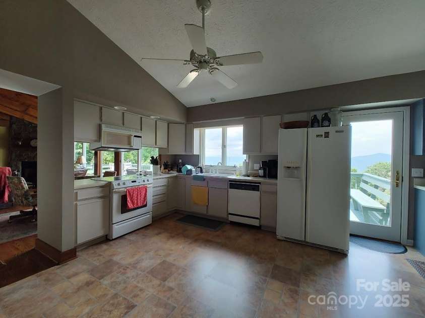 545 Summit Road, Tryon, NC 28782.  MLS# CAR4293286, YatesRealty ID 1571. Kitchen