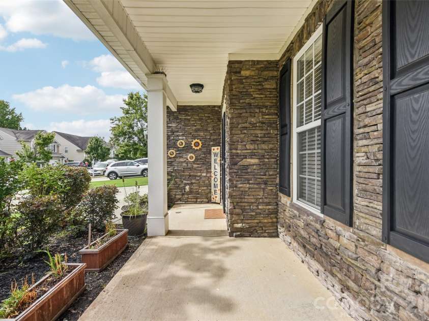 3351 Streamside Drive, Davidson, NC 28036.  MLS# CAR4337452, YatesRealty ID 15710. 