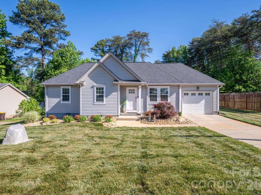 7611 Sarah Drive, Denver, NC 28037.  MLS# CAR4372326, YatesRealty ID 15711. 