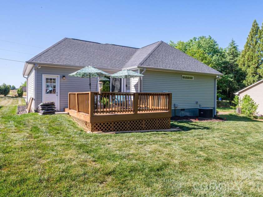 7611 Sarah Drive, Denver, NC 28037.  MLS# CAR4372326, YatesRealty ID 15711. 