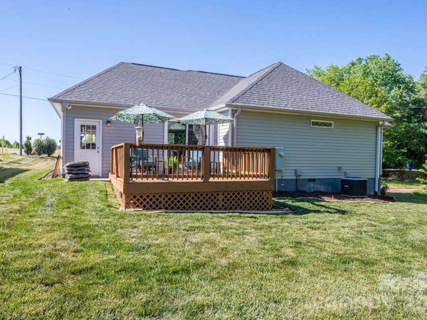 7611 Sarah Drive, Denver, NC 28037.  MLS# CAR4372326, YatesRealty ID 15711. 