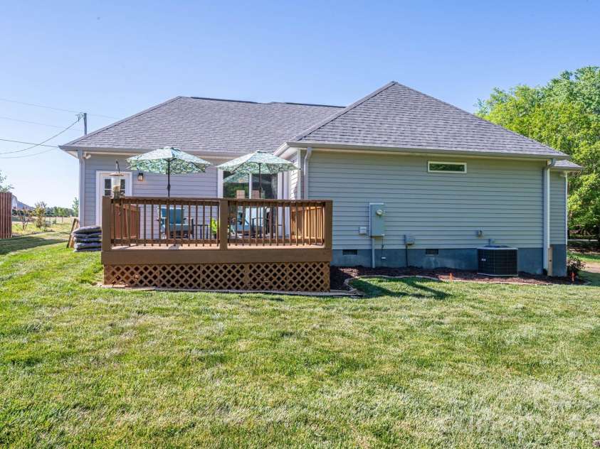 7611 Sarah Drive, Denver, NC 28037.  MLS# CAR4372326, YatesRealty ID 15711. 