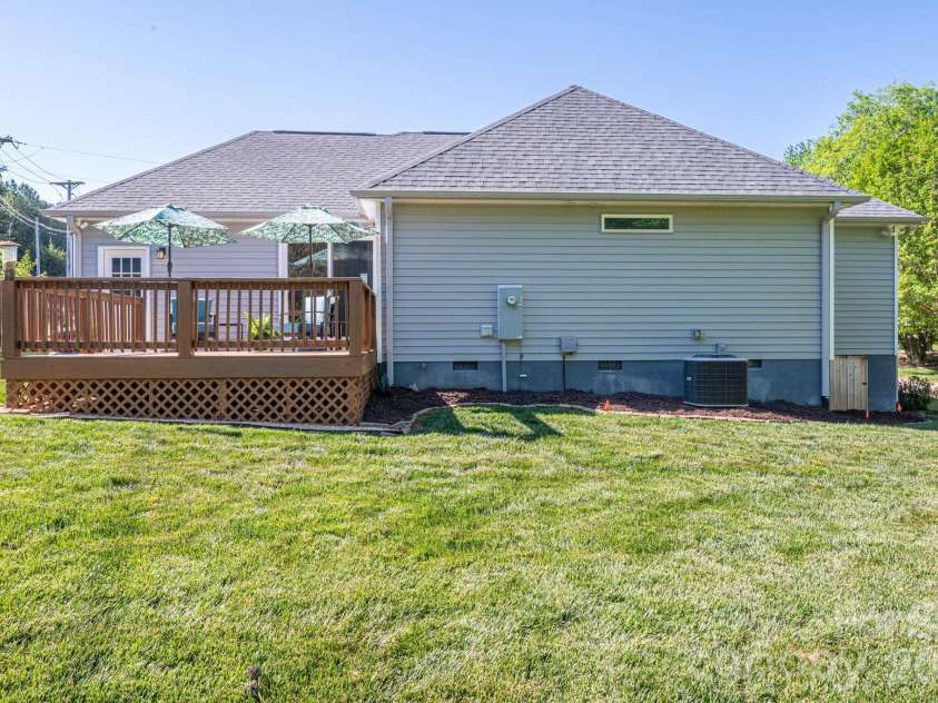 7611 Sarah Drive, Denver, NC 28037.  MLS# CAR4372326, YatesRealty ID 15711. 