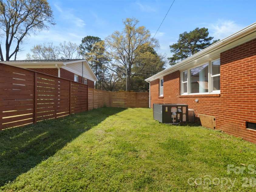 1538 Waddell Street, Charlotte, NC 28216.  MLS# CAR4362384, YatesRealty ID 15715. 