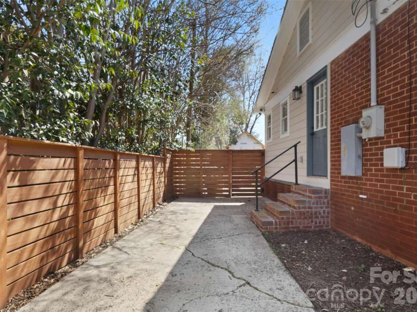 1538 Waddell Street, Charlotte, NC 28216.  MLS# CAR4362384, YatesRealty ID 15715. 