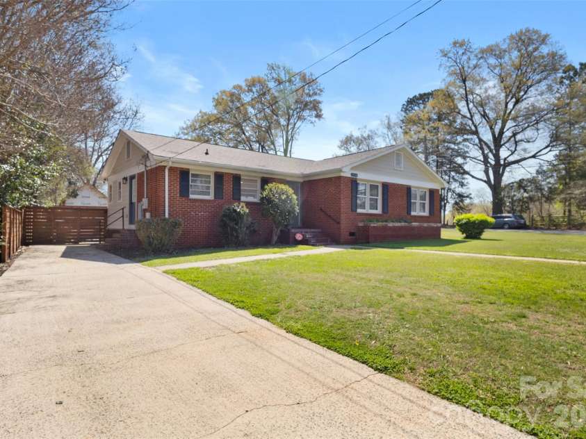 1538 Waddell Street, Charlotte, NC 28216.  MLS# CAR4362384, YatesRealty ID 15715. 