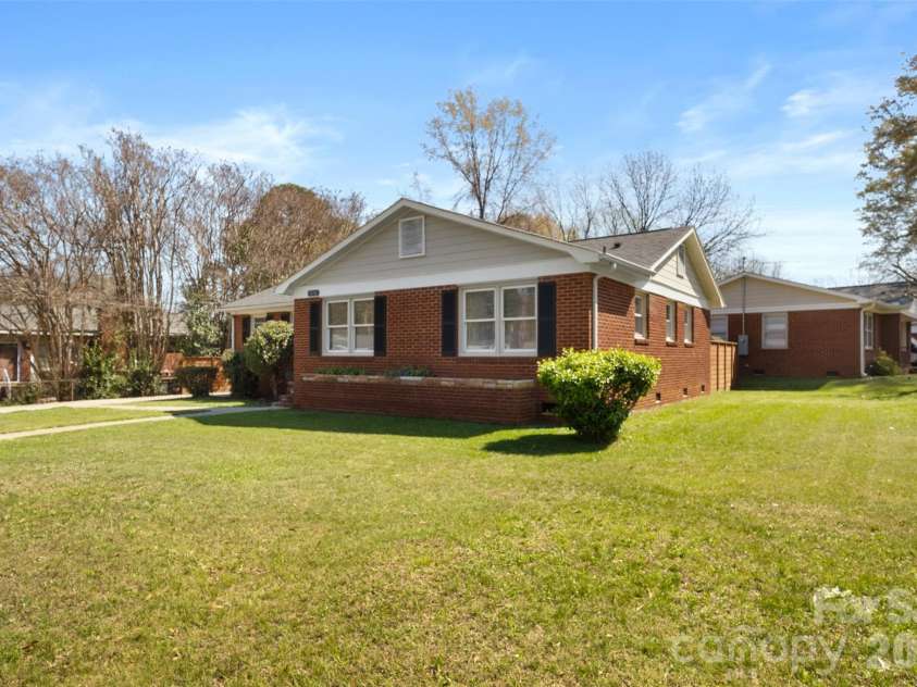 1538 Waddell Street, Charlotte, NC 28216.  MLS# CAR4362384, YatesRealty ID 15715. 