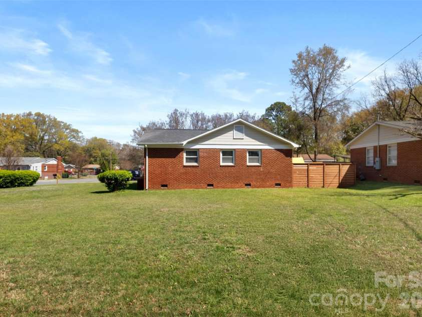 1538 Waddell Street, Charlotte, NC 28216.  MLS# CAR4362384, YatesRealty ID 15715. 