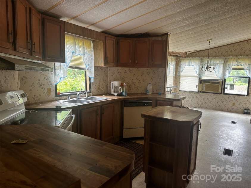 731 Pigeon Roost Road, Green Mountain, NC 28740.  MLS# CAR4264703, YatesRealty ID 15715. 