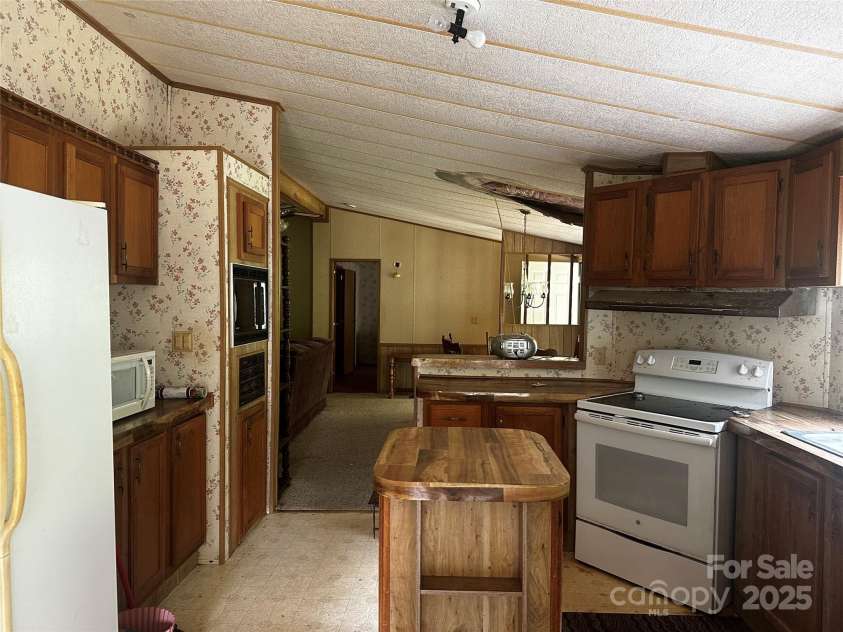 731 Pigeon Roost Road, Green Mountain, NC 28740.  MLS# CAR4264703, YatesRealty ID 15715. 