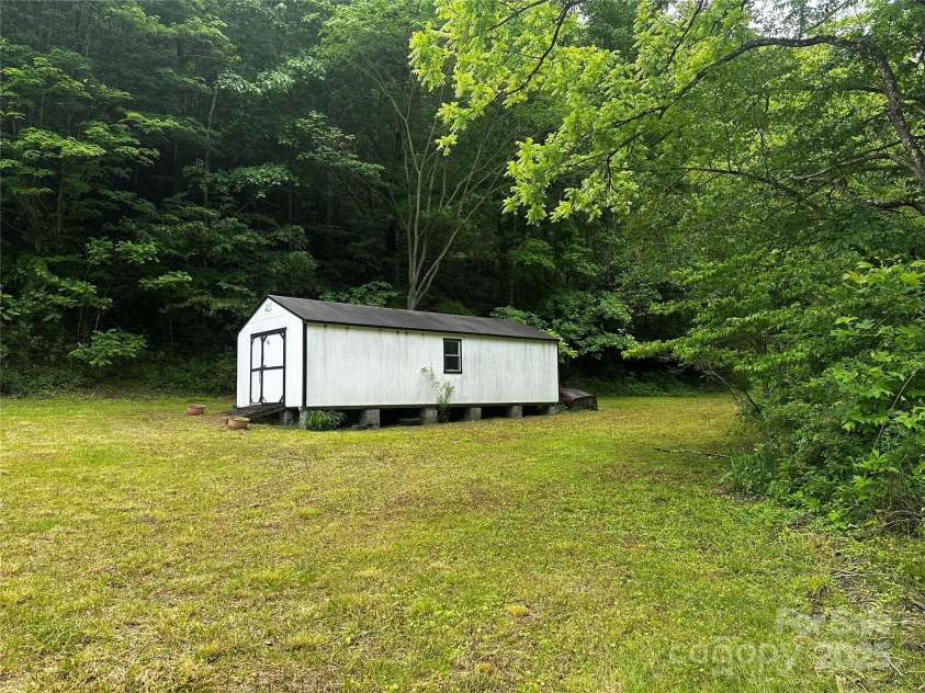 731 Pigeon Roost Road, Green Mountain, NC 28740.  MLS# CAR4264703, YatesRealty ID 15715. 