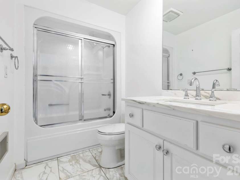 652 Avery Creek Road, Arden, NC 28704.  MLS# CAR4282113, YatesRealty ID 15716. 