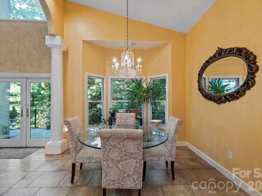 652 Avery Creek Road, Arden, NC 28704.  MLS# CAR4282113, YatesRealty ID 15716. Main level eat in kitchen