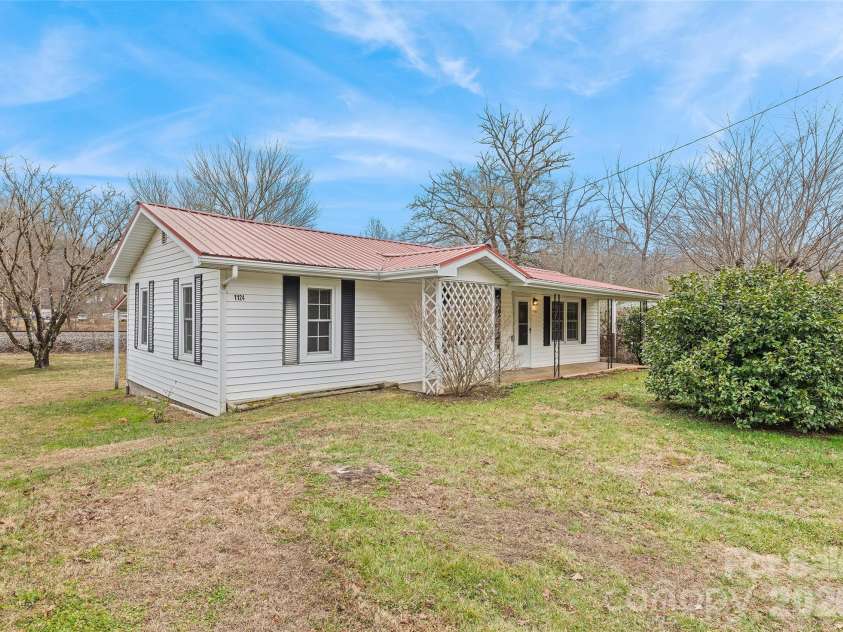 1124 Skyland Drive, Sylva, NC 28779.  MLS# CAR4342310, YatesRealty ID 15717. 