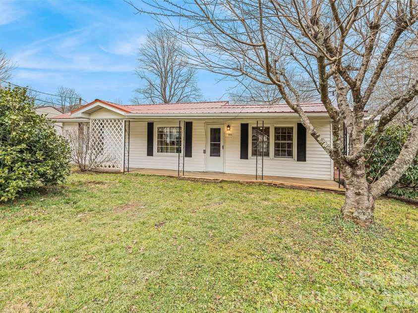 1124 Skyland Drive, Sylva, NC 28779.  MLS# CAR4342310, YatesRealty ID 15717. 