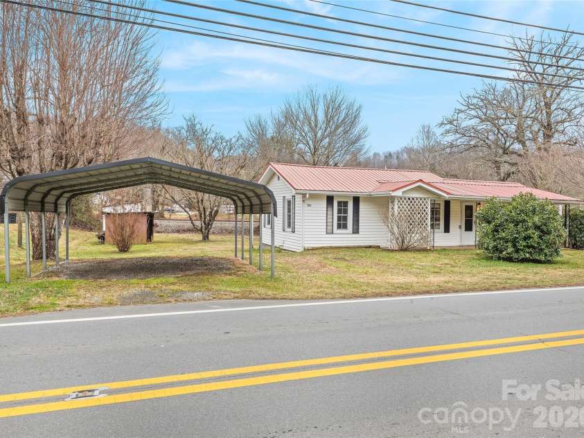 1124 Skyland Drive, Sylva, NC 28779.  MLS# CAR4342310, YatesRealty ID 15717. 