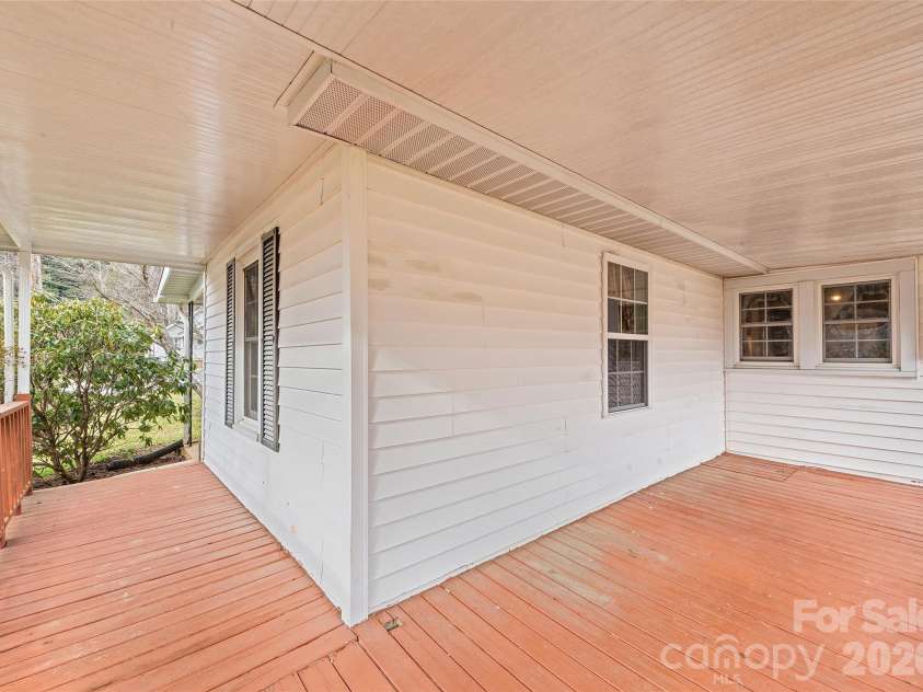 1124 Skyland Drive, Sylva, NC 28779.  MLS# CAR4342310, YatesRealty ID 15717. 