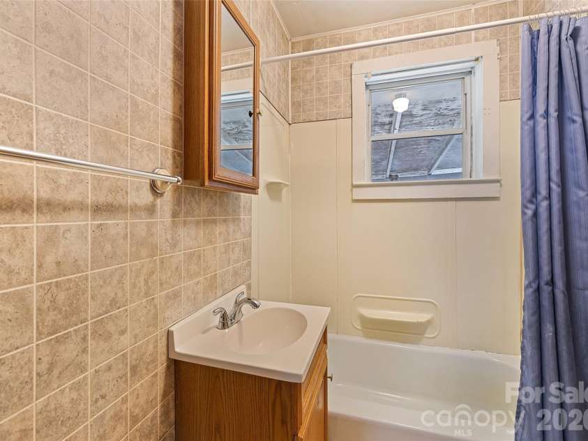 1124 Skyland Drive, Sylva, NC 28779.  MLS# CAR4342310, YatesRealty ID 15717. Bathroom