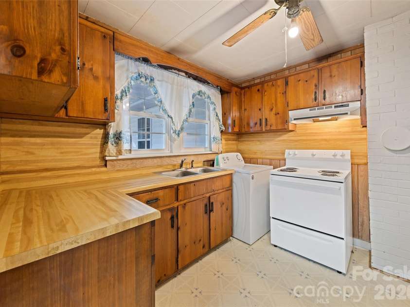 1124 Skyland Drive, Sylva, NC 28779.  MLS# CAR4342310, YatesRealty ID 15717. Kitchen