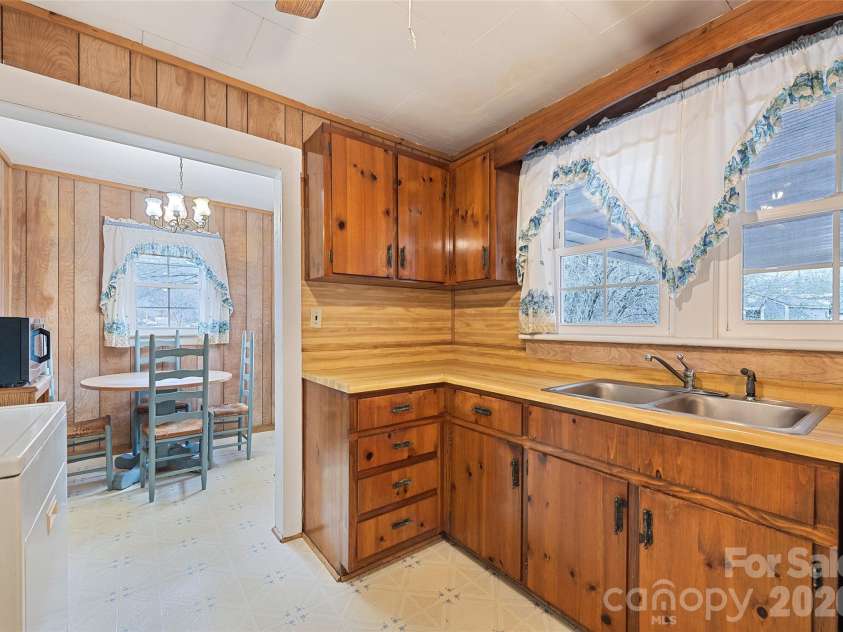 1124 Skyland Drive, Sylva, NC 28779.  MLS# CAR4342310, YatesRealty ID 15717. Kitchen