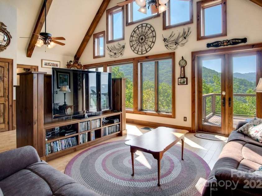 37 Jones Knob Road, Franklin, NC 28734.  MLS# CAR4264258, YatesRealty ID 15717. 