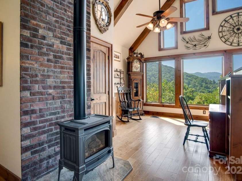 37 Jones Knob Road, Franklin, NC 28734.  MLS# CAR4264258, YatesRealty ID 15717. 