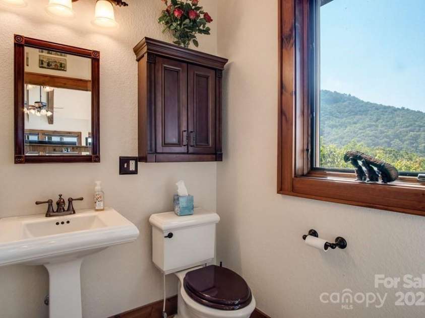 37 Jones Knob Road, Franklin, NC 28734.  MLS# CAR4264258, YatesRealty ID 15717. 