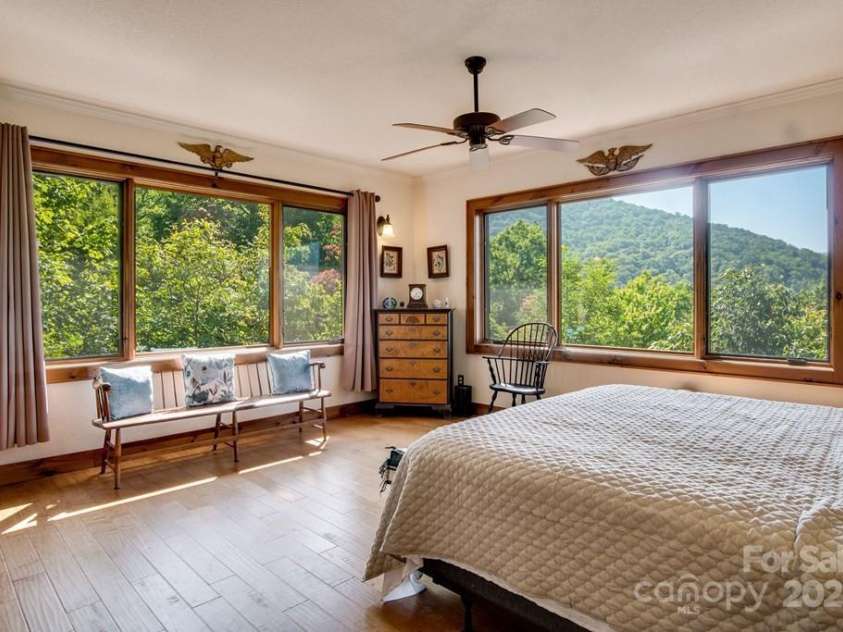 37 Jones Knob Road, Franklin, NC 28734.  MLS# CAR4264258, YatesRealty ID 15717. 