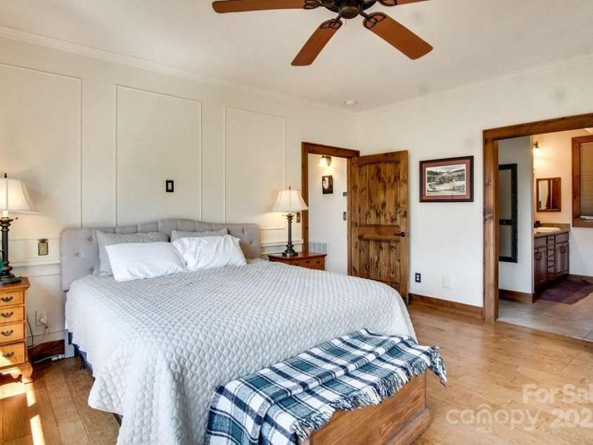 37 Jones Knob Road, Franklin, NC 28734.  MLS# CAR4264258, YatesRealty ID 15717. 