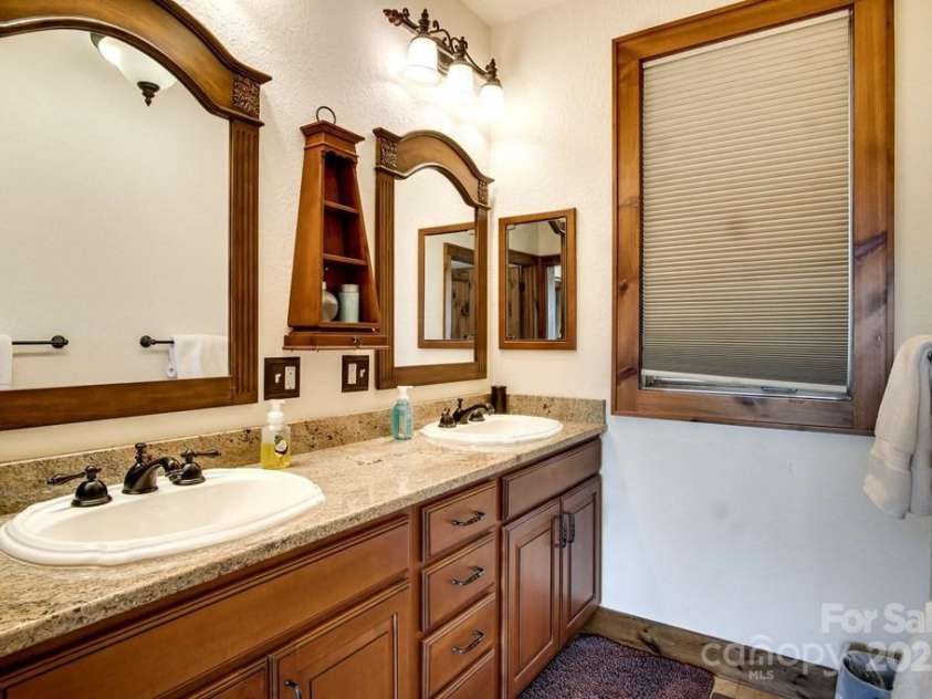 37 Jones Knob Road, Franklin, NC 28734.  MLS# CAR4264258, YatesRealty ID 15717. 