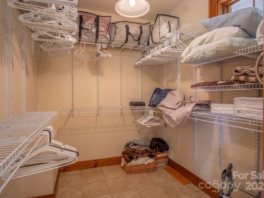 37 Jones Knob Road, Franklin, NC 28734.  MLS# CAR4264258, YatesRealty ID 15717. 