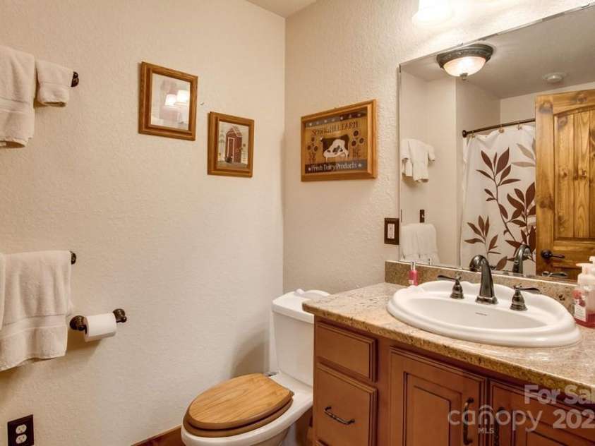 37 Jones Knob Road, Franklin, NC 28734.  MLS# CAR4264258, YatesRealty ID 15717. 