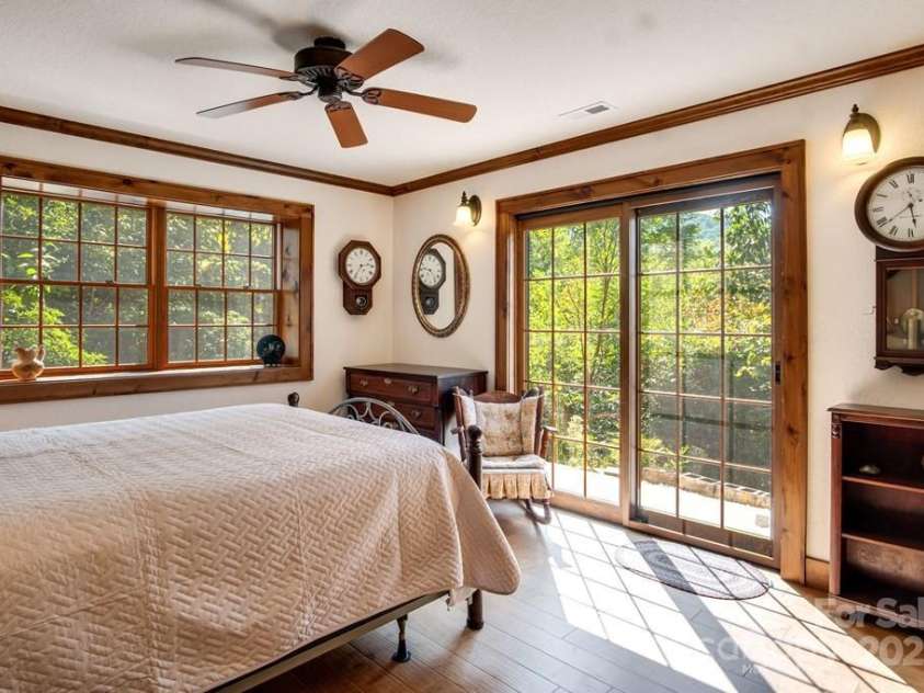 37 Jones Knob Road, Franklin, NC 28734.  MLS# CAR4264258, YatesRealty ID 15717. 