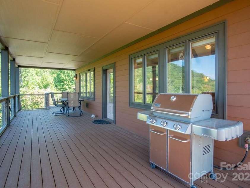 37 Jones Knob Road, Franklin, NC 28734.  MLS# CAR4264258, YatesRealty ID 15717. 