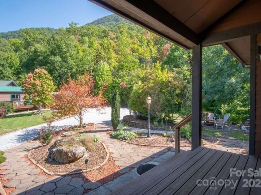 37 Jones Knob Road, Franklin, NC 28734.  MLS# CAR4264258, YatesRealty ID 15717. 