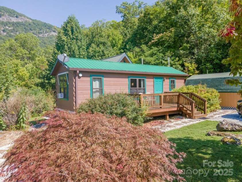 37 Jones Knob Road, Franklin, NC 28734.  MLS# CAR4264258, YatesRealty ID 15717. 