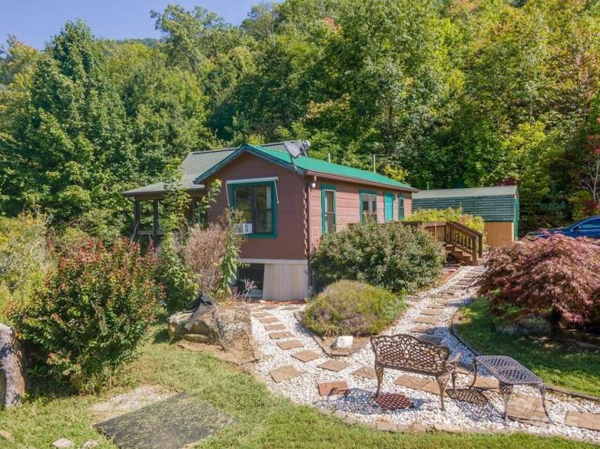 37 Jones Knob Road, Franklin, NC 28734.  MLS# CAR4264258, YatesRealty ID 15717. 
