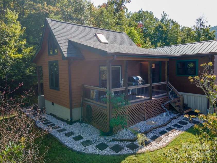 37 Jones Knob Road, Franklin, NC 28734.  MLS# CAR4264258, YatesRealty ID 15717. 