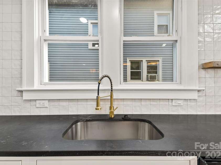 71 Buchanan Avenue, Asheville, NC 28801.  MLS# CAR4263224, YatesRealty ID 15718. 