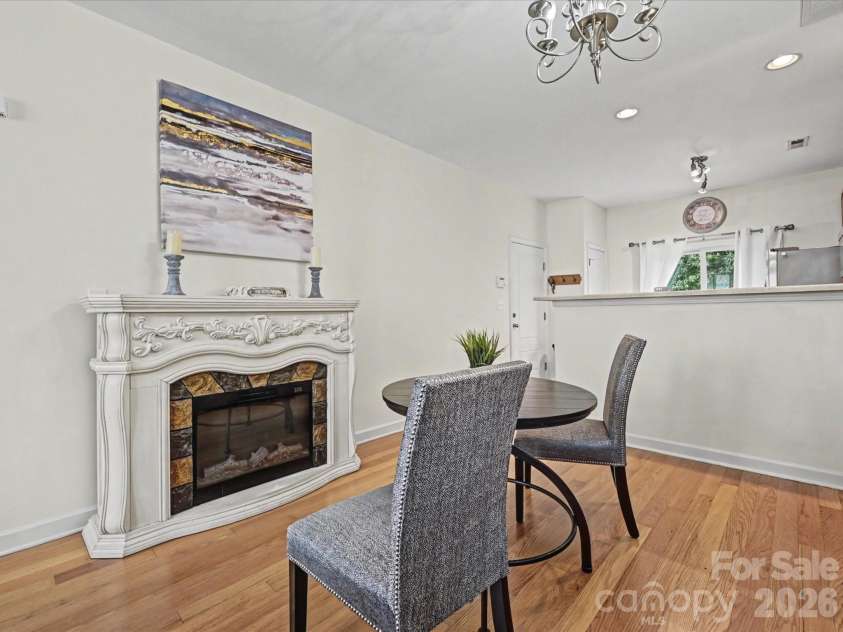 8421 Scotney Bluff Avenue, Charlotte, NC 28273.  MLS# CAR4356591, YatesRealty ID 15719. Dining area