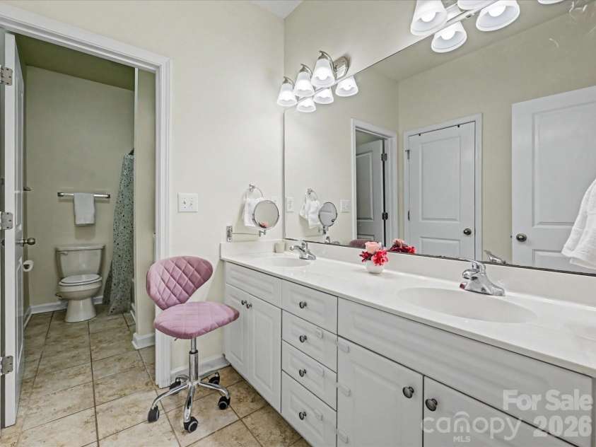 8421 Scotney Bluff Avenue, Charlotte, NC 28273.  MLS# CAR4356591, YatesRealty ID 15719. Primary full bath